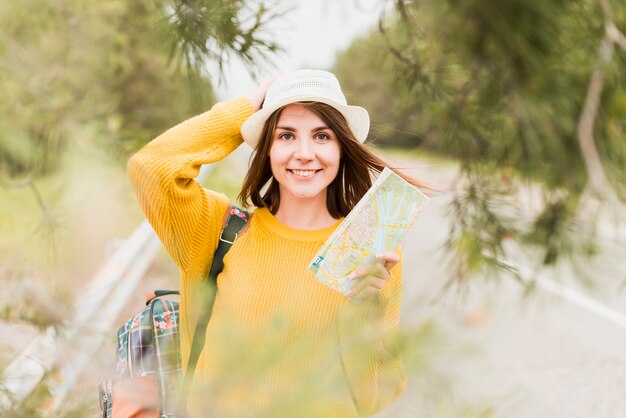 Vista frontale della donna di viaggio sorridente