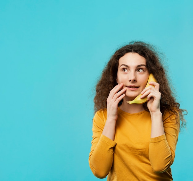 Vista frontale della donna e della banana con lo spazio della copia