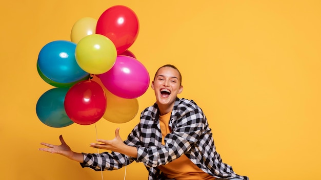 Vista frontale della donna felice con palloncini