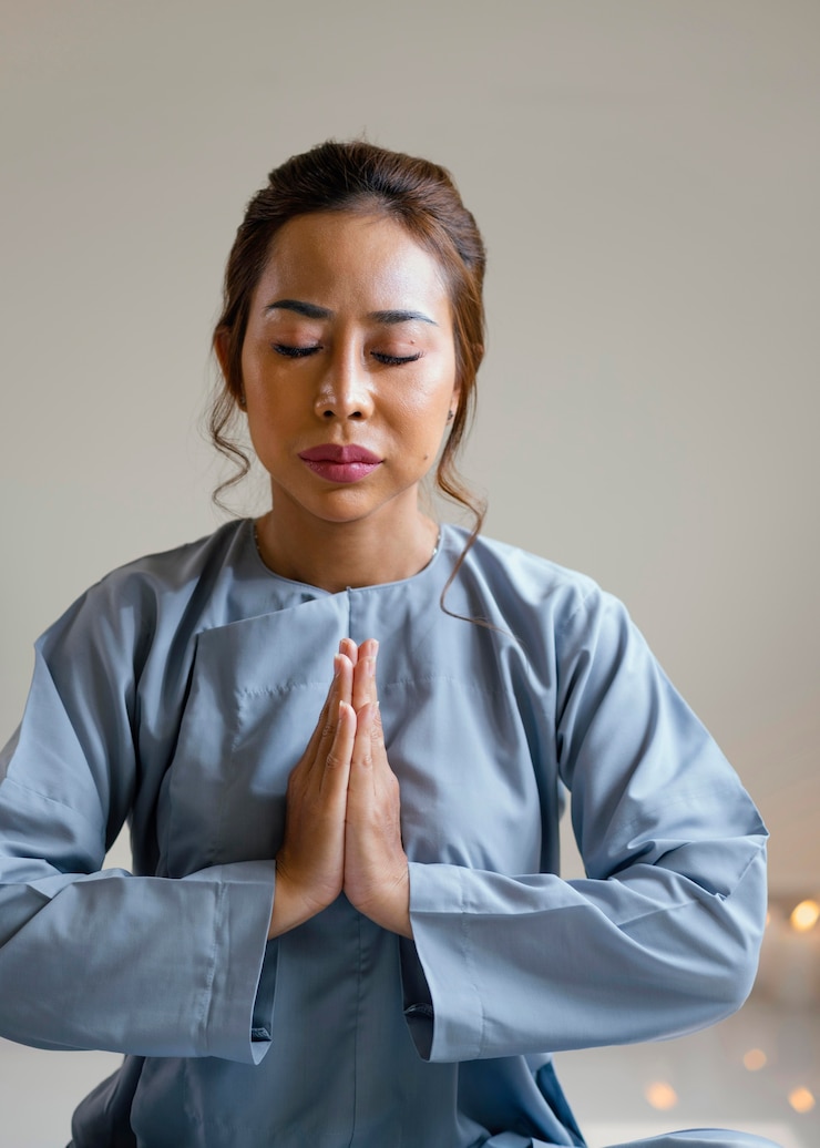 Foto gratuito vista frontale della donna religiosa che prega