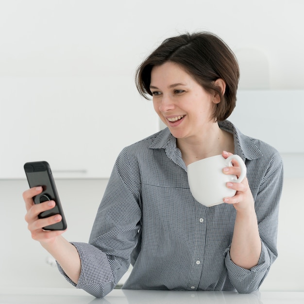 Vista frontale della donna sorridente a casa