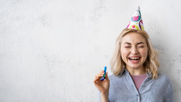 Vista frontale della donna sorridente con cappello da festa e copia spazio