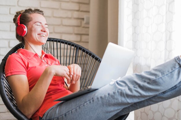 Vista frontale della donna sorridente con il computer portatile