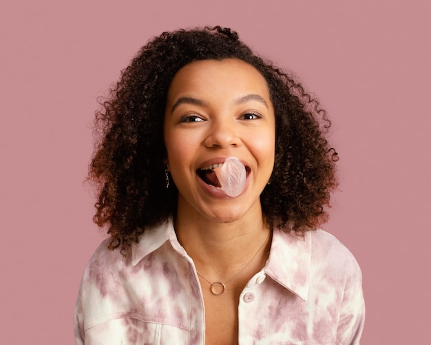 Vista frontale della donna sorridente con la gomma da masticare