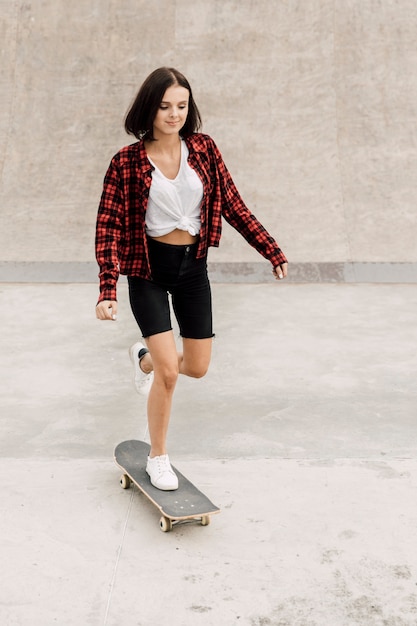 Vista frontale della donna su skateboard