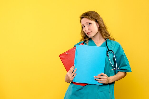 Vista frontale della dottoressa con analisi sulla parete gialla