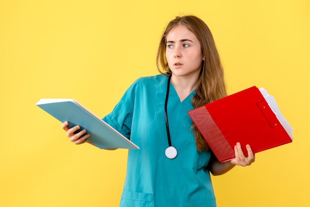 Vista frontale della dottoressa con cartelle mediche