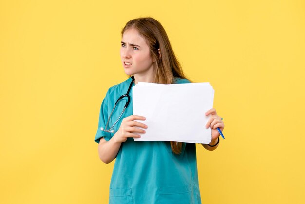 Vista frontale della dottoressa con documentazione