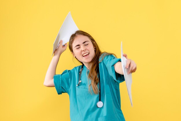 Vista frontale della dottoressa con documenti