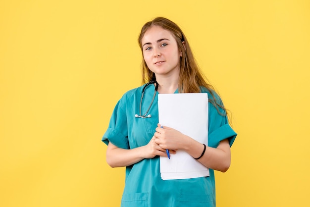 Vista frontale della dottoressa con documenti