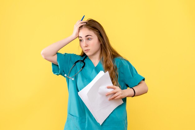 Vista frontale della dottoressa con documenti