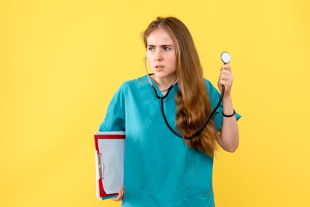 Vista frontale della dottoressa con lo stetoscopio