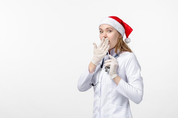 Vista frontale della dottoressa sorpresa sul muro bianco