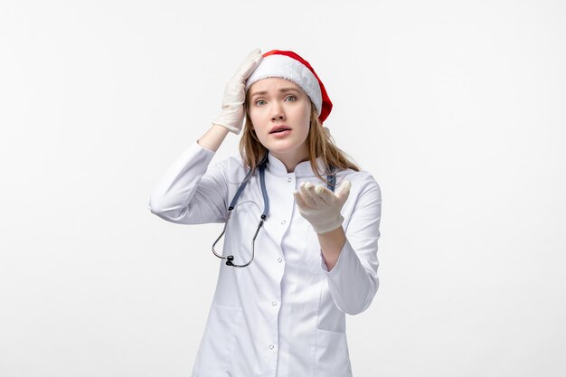 Vista frontale della dottoressa stressata sul muro bianco