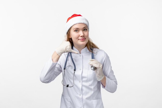 Vista frontale della dottoressa sul muro bianco