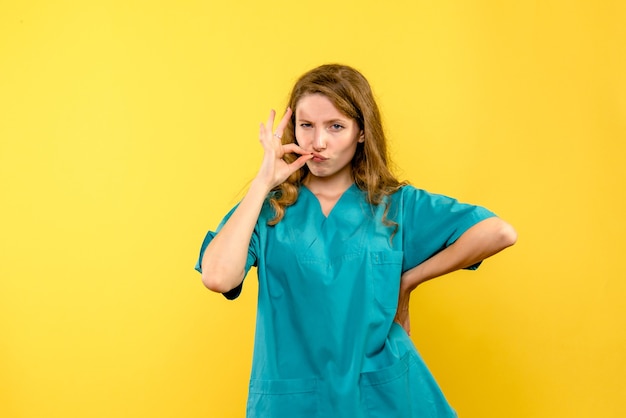 Vista frontale della dottoressa sulla parete gialla