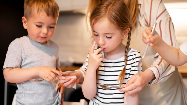 Vista frontale della famiglia carina cucinare insieme