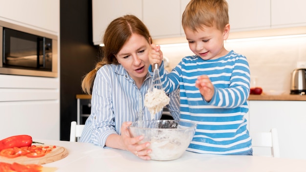 Vista frontale della famiglia che cucina a casa