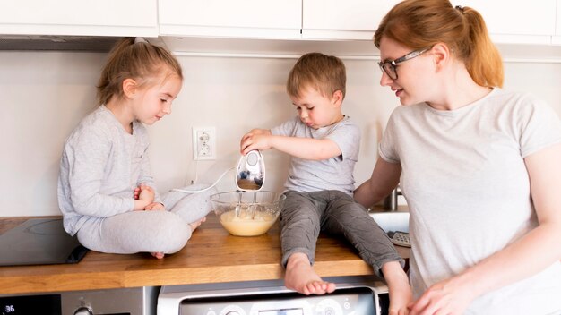 Vista frontale della famiglia che cucina a casa