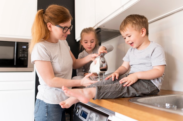 Vista frontale della famiglia che cucina a casa