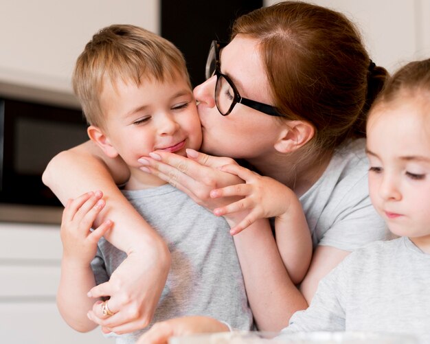 Vista frontale della famiglia che cucina a casa