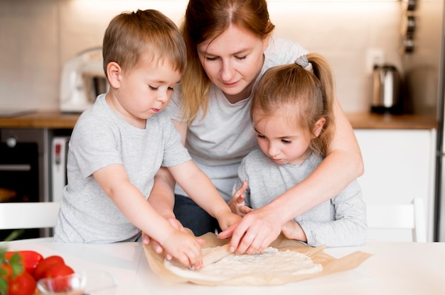 Vista frontale della famiglia che cucina a casa