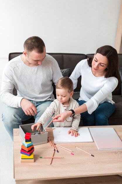 Vista frontale della famiglia che gioca insieme a casa