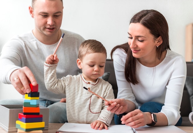 Vista frontale della famiglia che gioca insieme