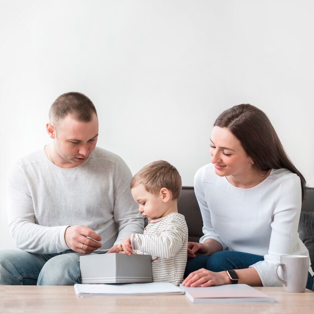 Vista frontale della famiglia con bambino a casa