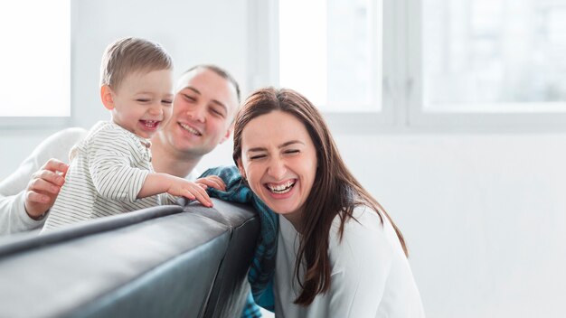 Vista frontale della famiglia felice con spazio di copia