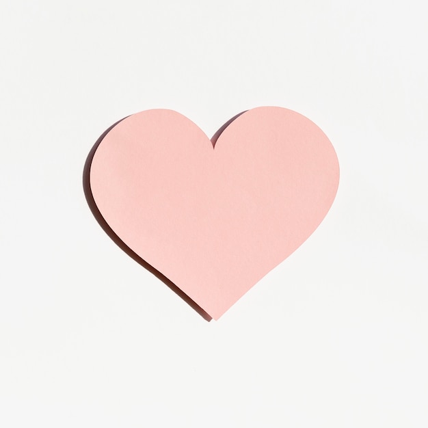 Vista frontale della forma di cuore di carta