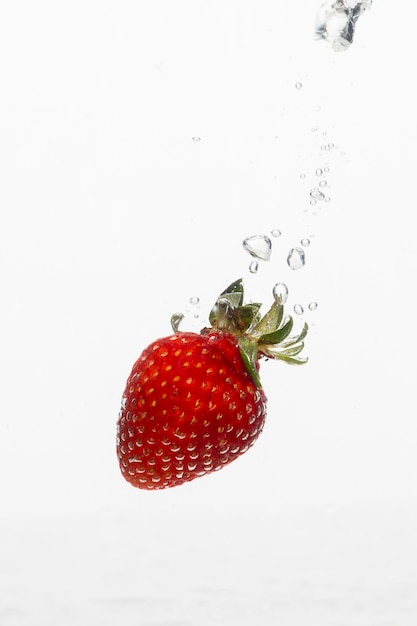 Vista frontale della fragola in acqua con lo spazio della copia