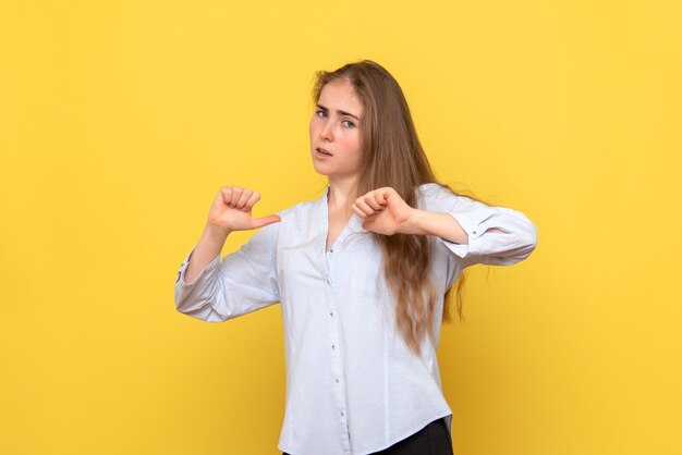 Vista frontale della giovane donna annoiata