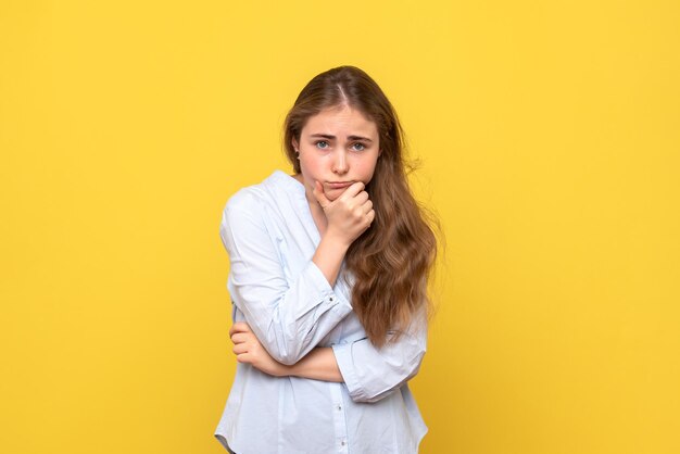 Vista frontale della giovane donna annoiata