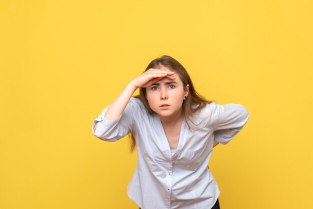 Vista frontale della giovane donna che guarda a distanza