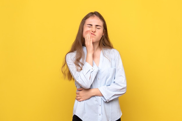 Vista frontale della giovane donna che ha mal di denti