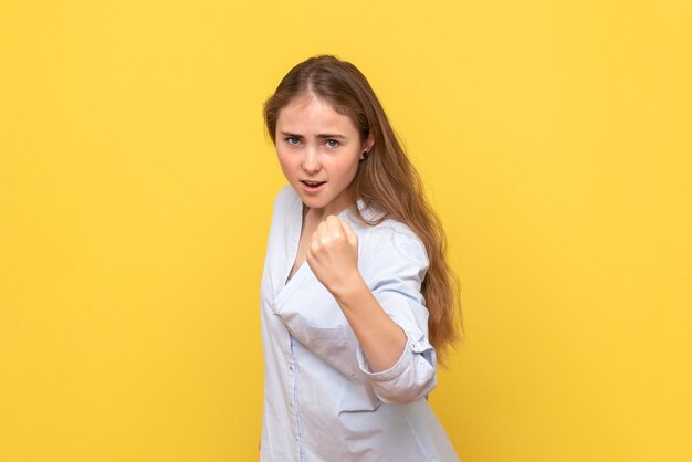 Vista frontale della giovane donna che minaccia