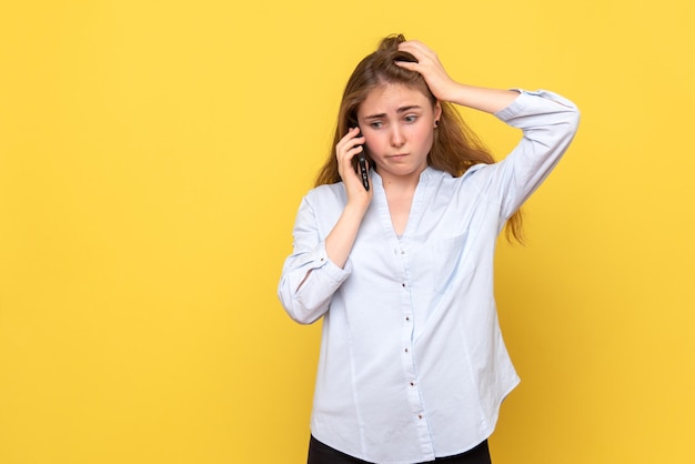 Vista frontale della giovane donna che parla al telefono