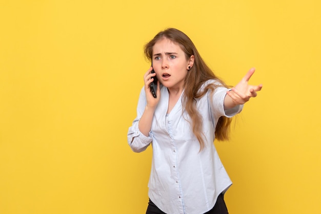 Vista frontale della giovane donna che parla al telefono