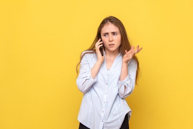 Vista frontale della giovane donna che parla al telefono