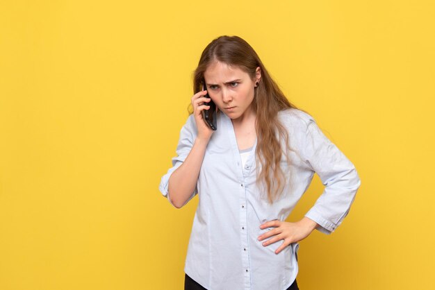 Vista frontale della giovane donna che parla con rabbia al telefono