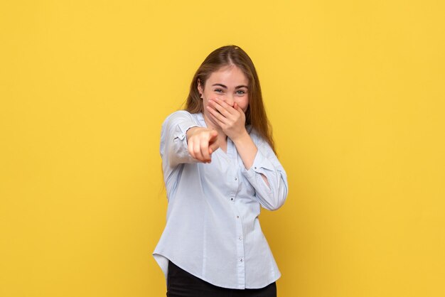 Vista frontale della giovane donna che ride