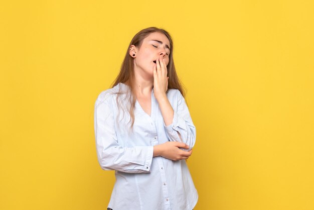 Vista frontale della giovane donna che sbadiglia