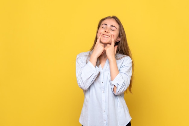 Vista frontale della giovane donna che si fa sorridere