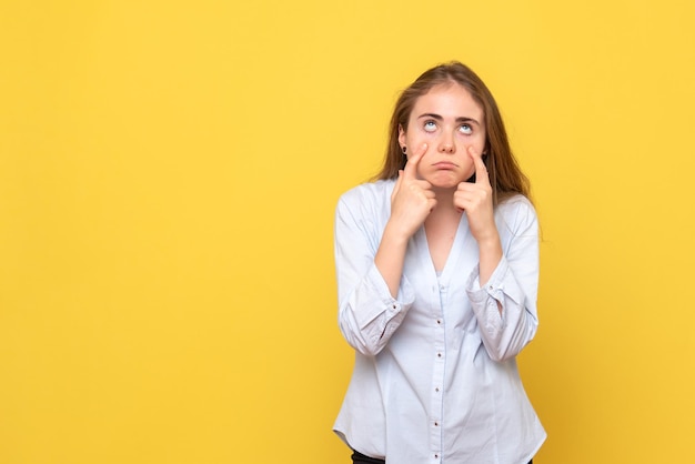 Vista frontale della giovane donna che si sente stanca