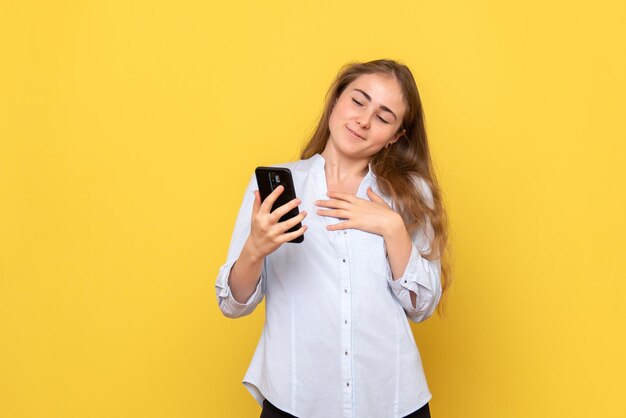 Vista frontale della giovane donna che tiene il telefono