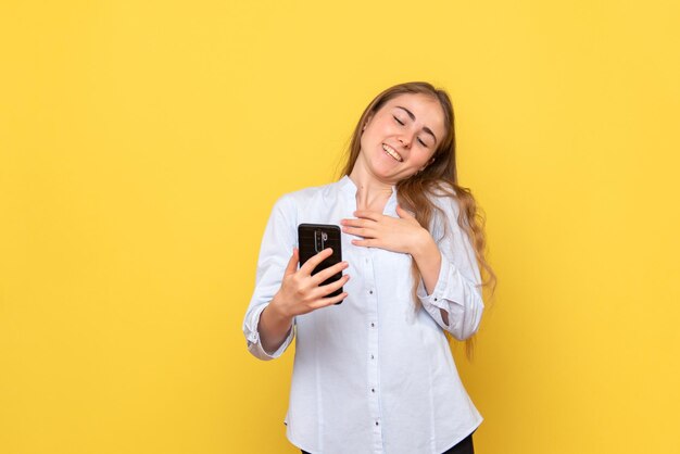 Vista frontale della giovane donna che tiene il telefono