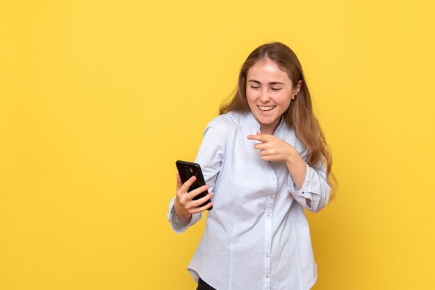 Vista frontale della giovane donna che tiene il telefono