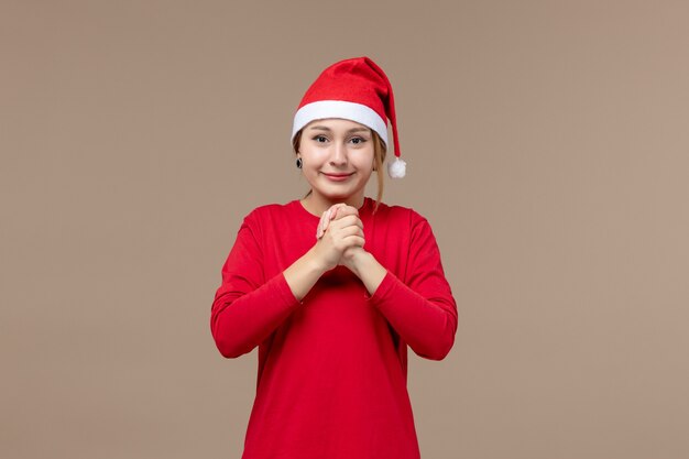 Vista frontale della giovane donna con la faccia sorridente su marrone