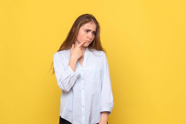 Vista frontale della giovane donna depressa